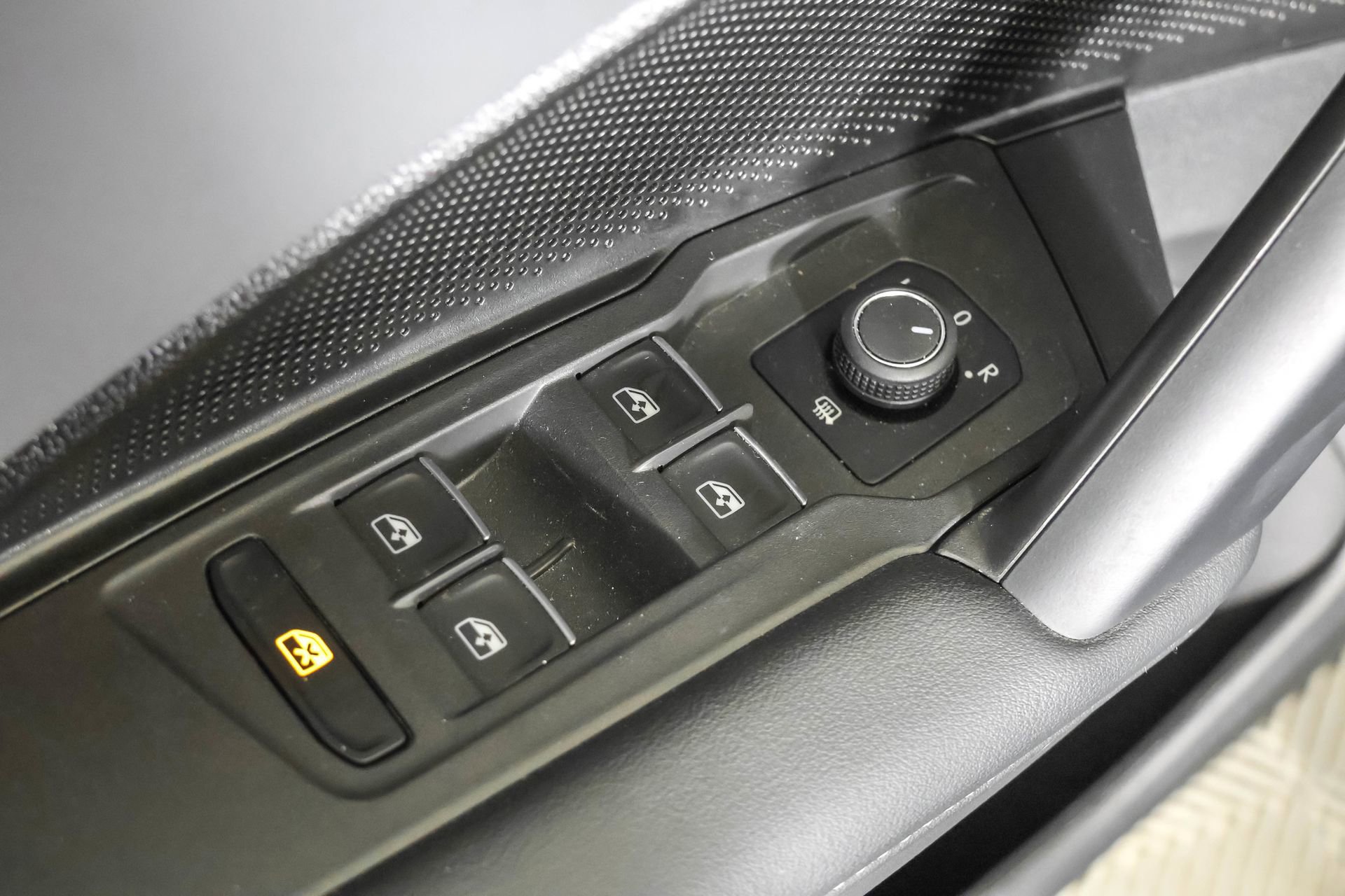 Used 2025 Volkswagen Tiguan SE w/ Panoramic Sunroof Package image 35