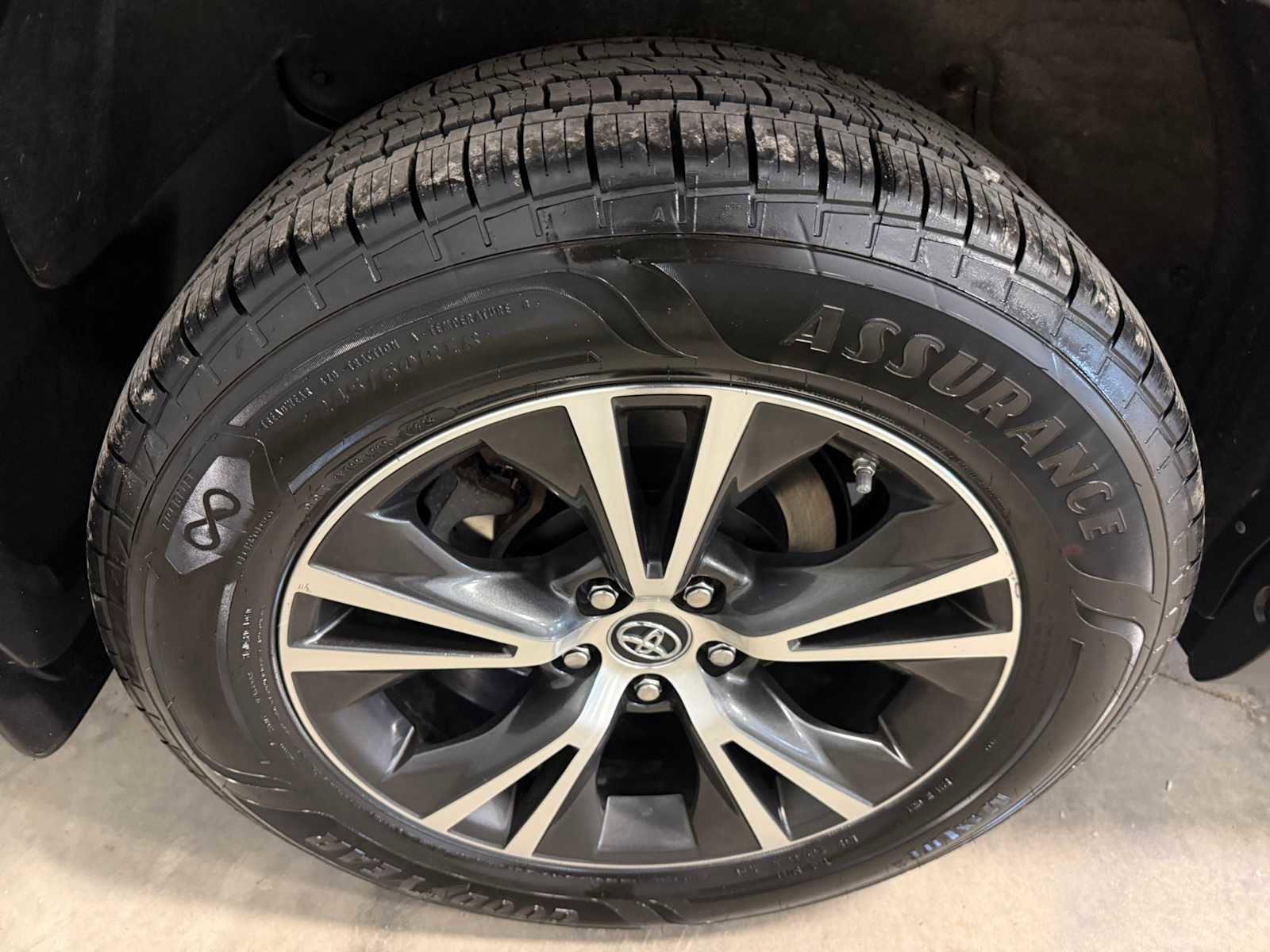 Used 2019 Toyota Highlander LE AWD/4WD image 12
