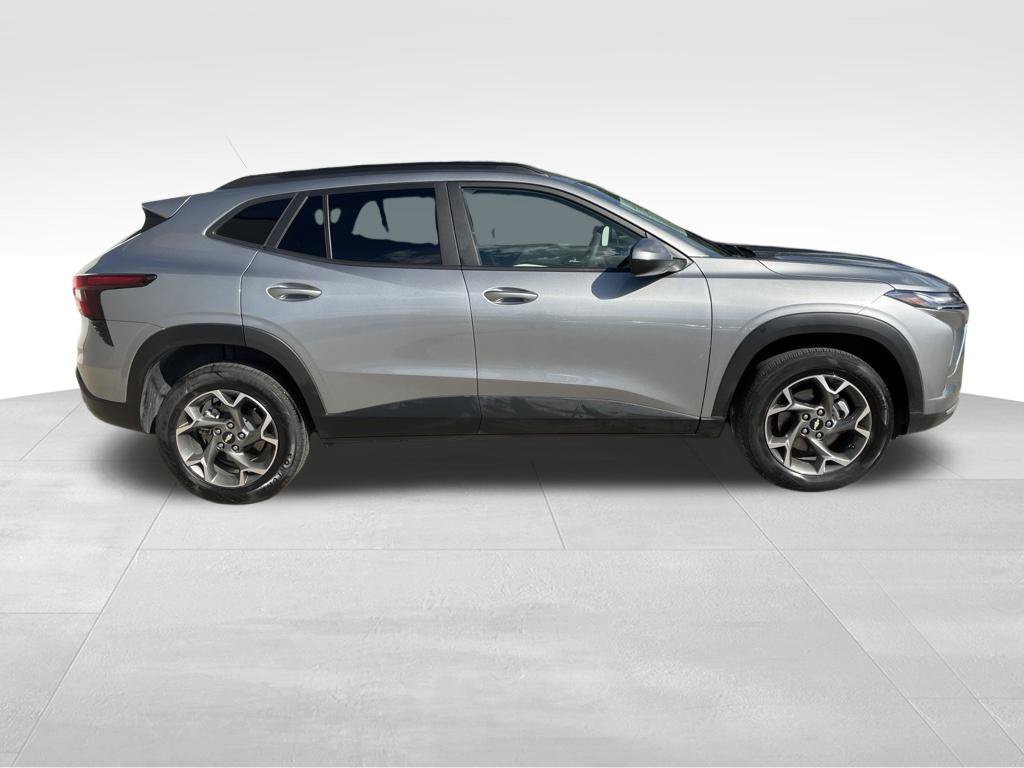 Used 2025 Chevrolet Trax LT FWD image 4