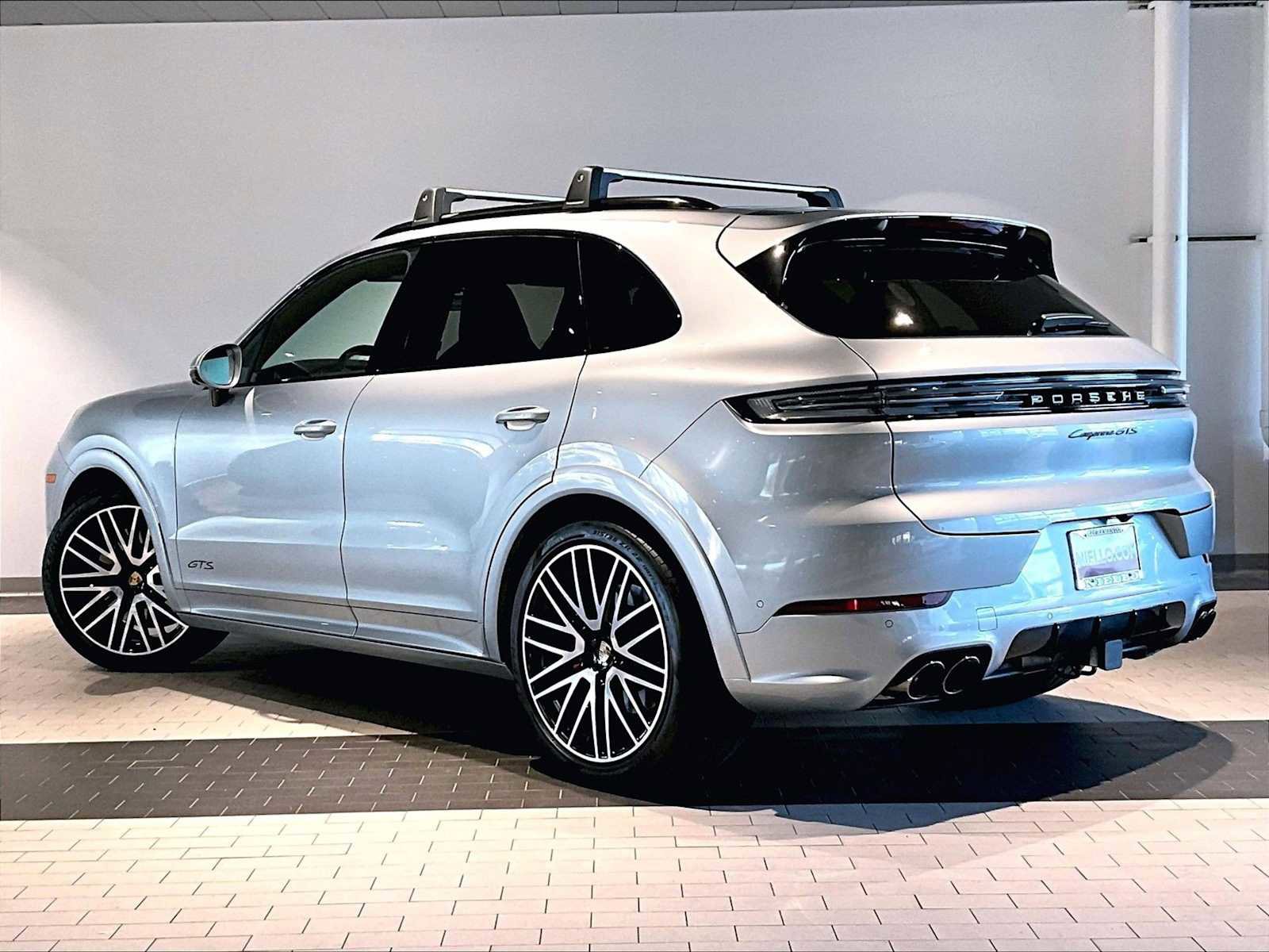 Used 2025 Porsche Cayenne GTS w/ Premium Package image 3