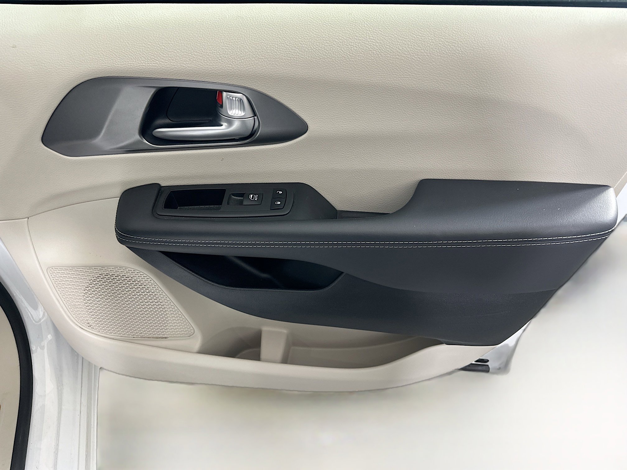 Used 2024 Chrysler Pacifica Touring-L image 29