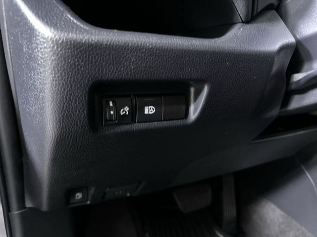Used 2021 Toyota RAV4 LE AWD/4WD image 18