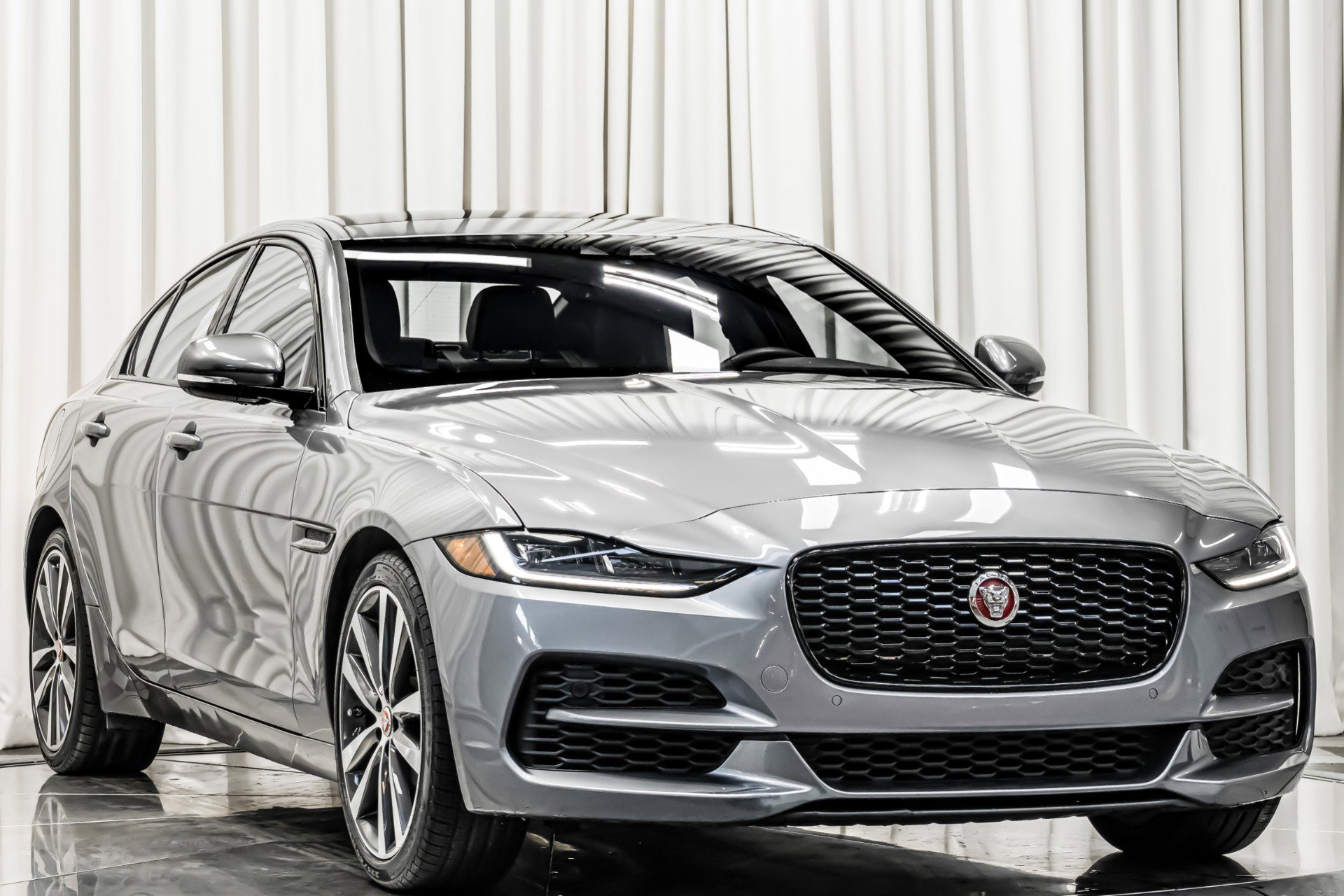 Used 2020 Jaguar XE S image 3