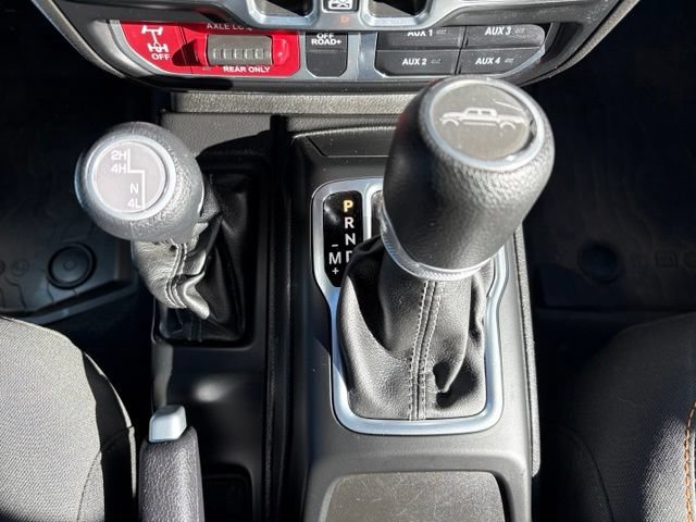 Used 2025 Jeep Gladiator Mojave w/ Convenience Group AWD/4WD image 30