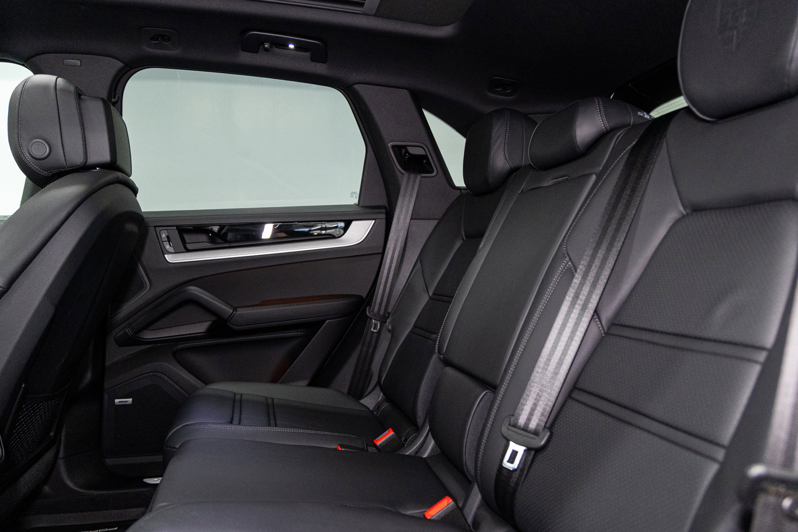 Used 2025 Porsche Cayenne S image 33