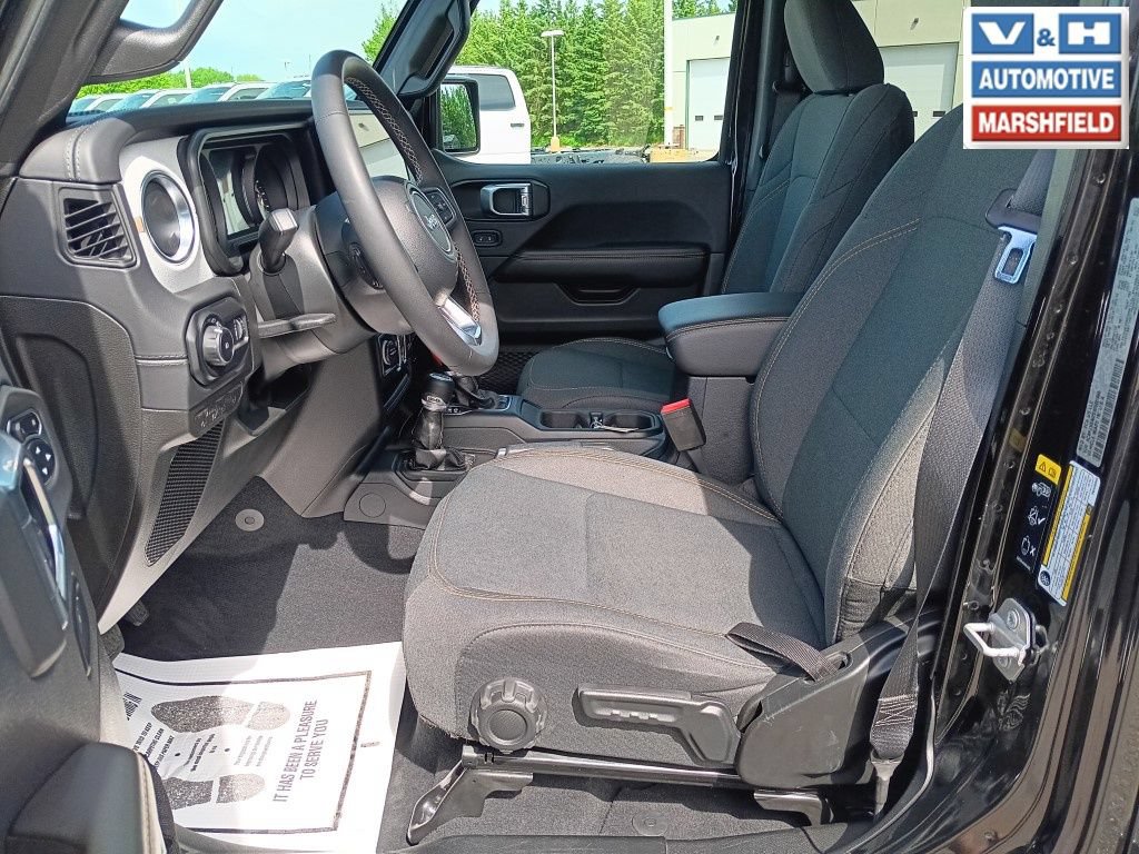 Used 2025 Jeep Wrangler Unlimited Sahara AWD/4WD image 17