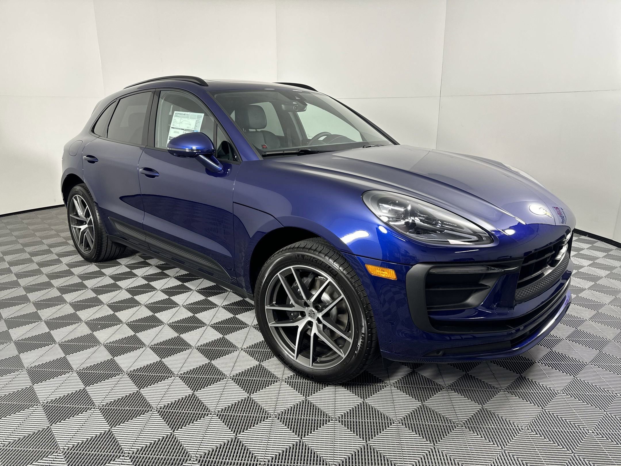 Certified 2025 Porsche Macan image 7