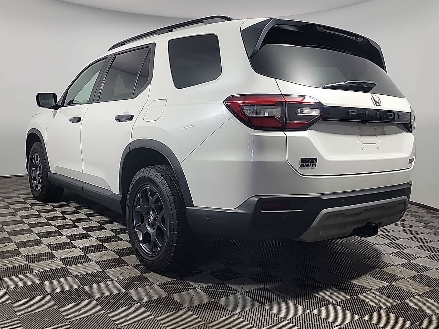Certified 2025 Honda Pilot TrailSport image 10