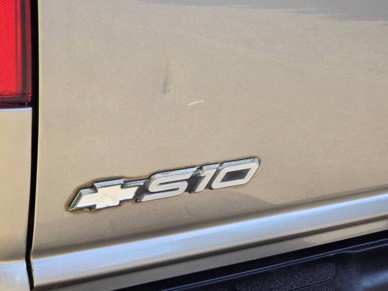 Used 2003 Chevrolet S10 Pickup LS image 19