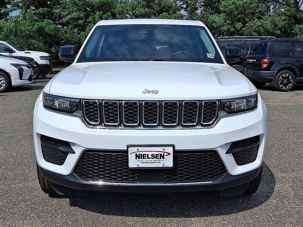 Used 2023 Jeep Grand Cherokee Laredo w/ Luxury Tech Group I AWD/4WD image 35