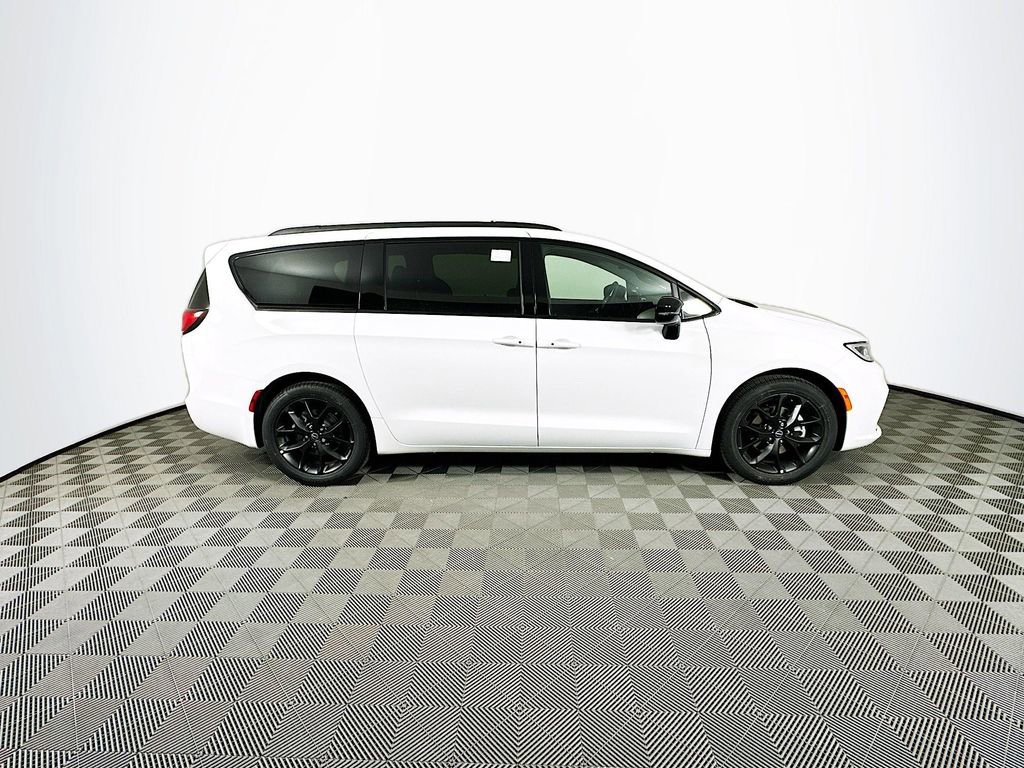 New 2026 Chrysler Pacifica Limited w/ Uconnect Theater Family Group image 10