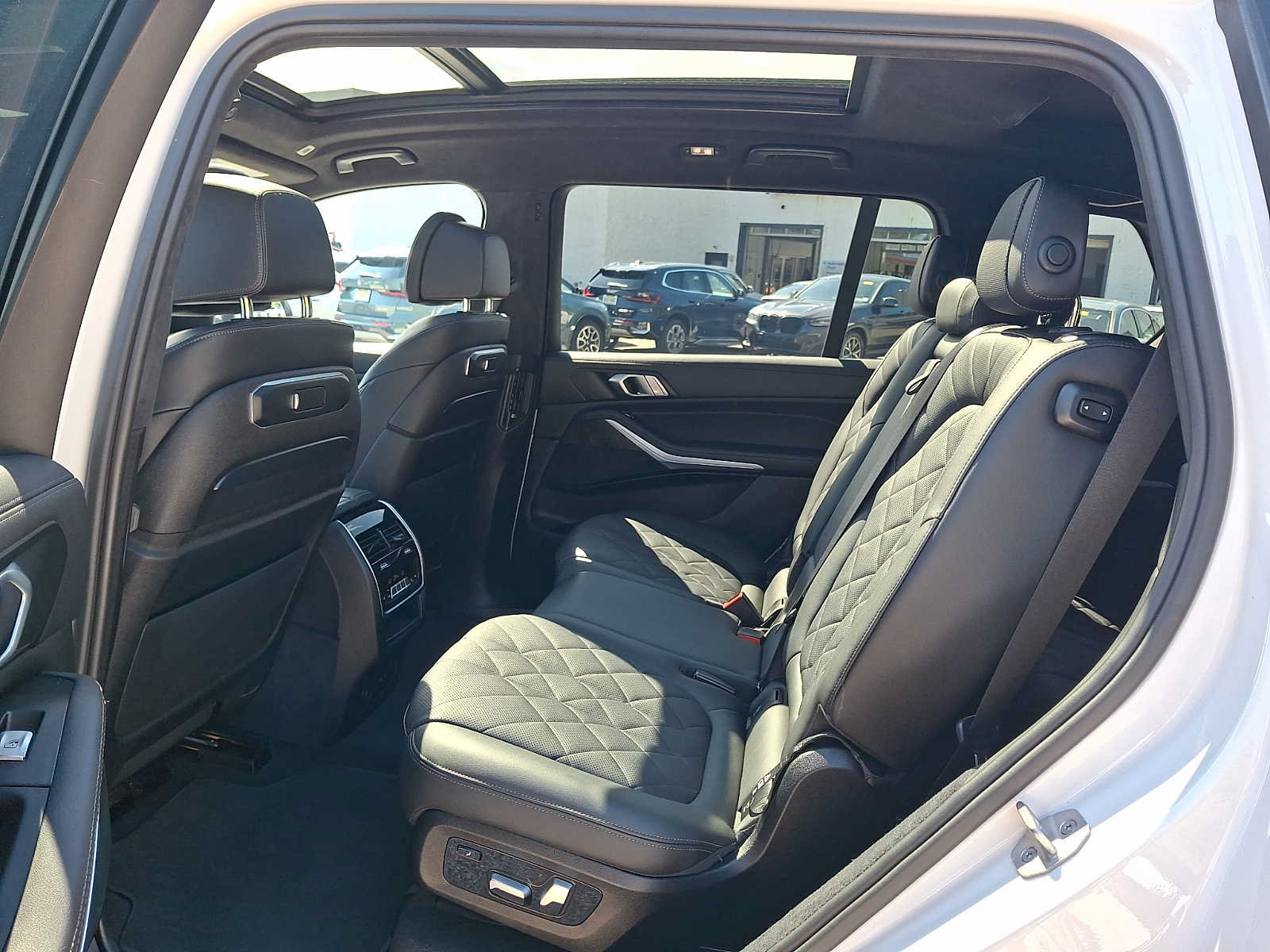 Used 2024 BMW X7 xDrive40i w/ M Sport Package AWD/4WD image 10
