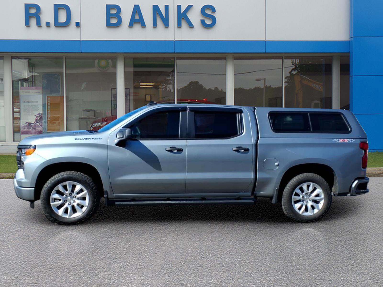 Used 2025 Chevrolet Silverado 1500 Custom image 2