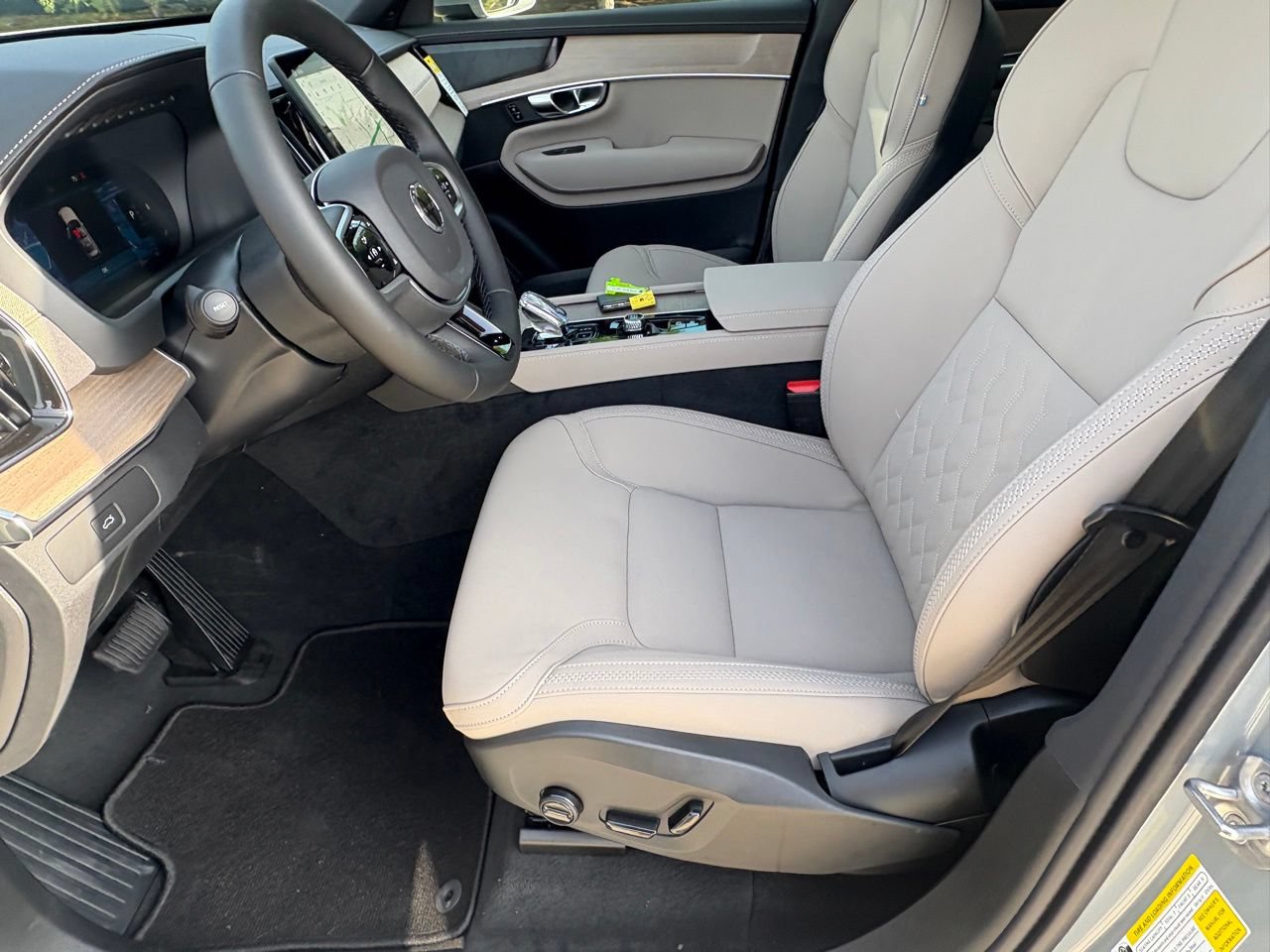 New 2026 Volvo XC90 B6 Plus w/ Protection Package Premier AWD/4WD image 18