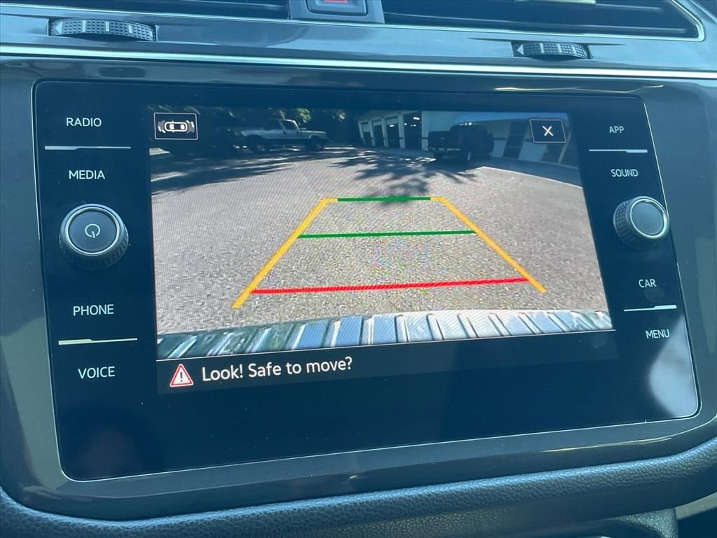 Used 2023 Volkswagen Tiguan SE w/ Panoramic Sunroof Package FWD image 17