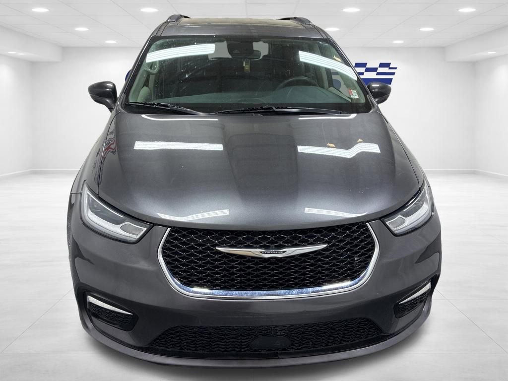 Used 2022 Chrysler Pacifica Touring-L FWD image 2