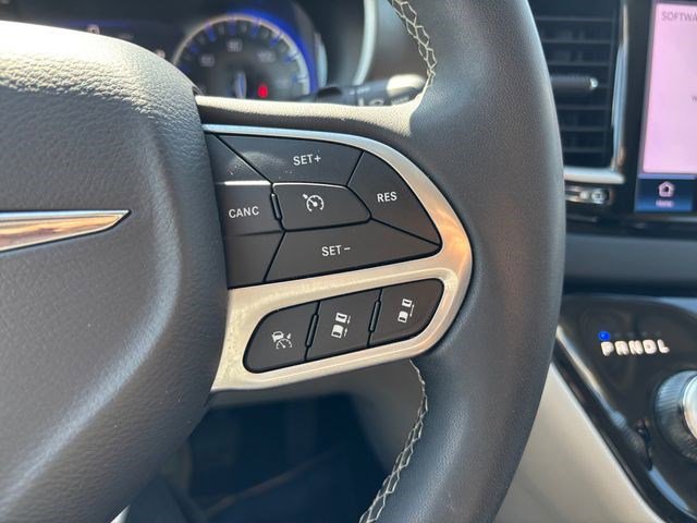 Used 2023 Chrysler Pacifica Touring-L image 28