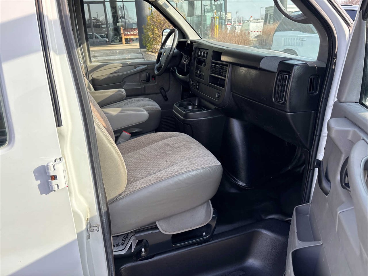 Used 2012 Chevrolet Express 2500 image 15