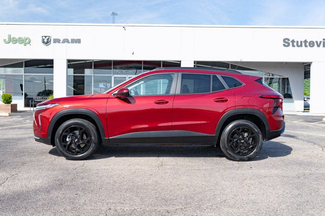 Used 2025 Chevrolet Trax LT FWD image 2