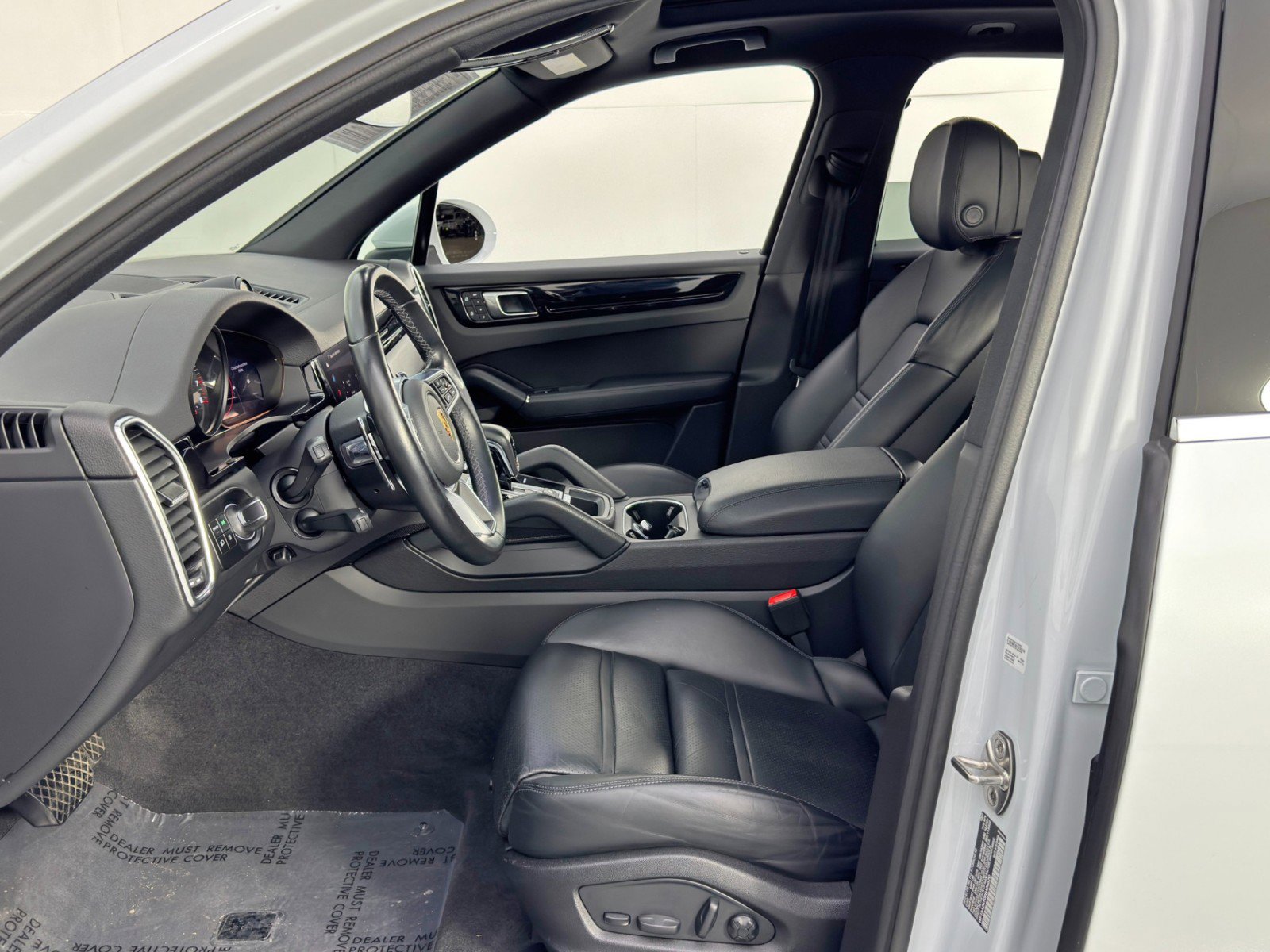 Used 2023 Porsche Cayenne Platinum Edition w/ Premium Package image 17