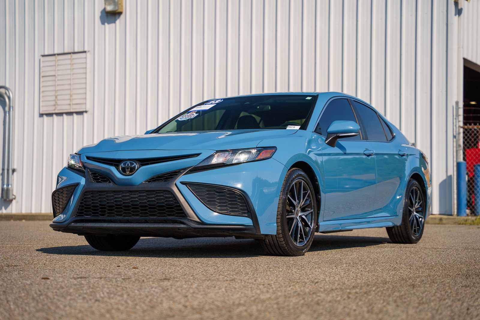 Used 2023 Toyota Camry SE FWD image 3