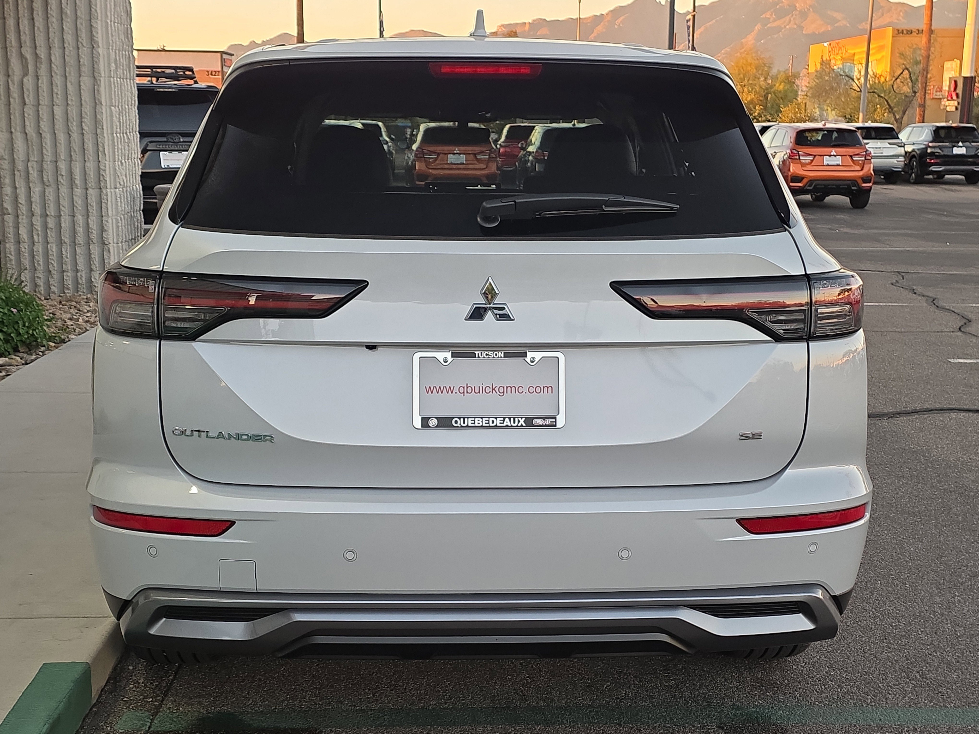 New 2025 Mitsubishi Outlander SE image 3