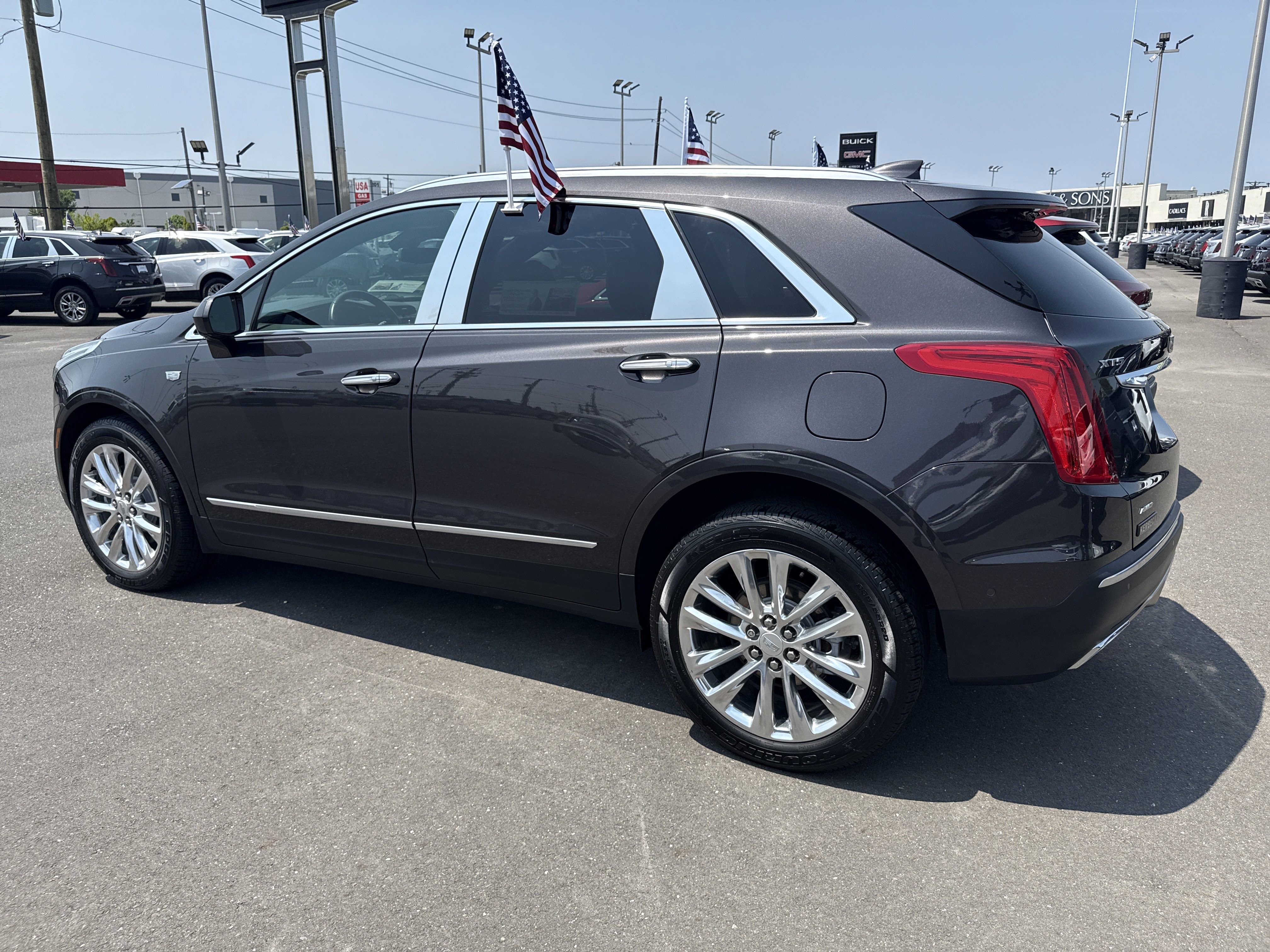 Used 2017 Cadillac XT5 Platinum w/ Driver Assist Package image 8