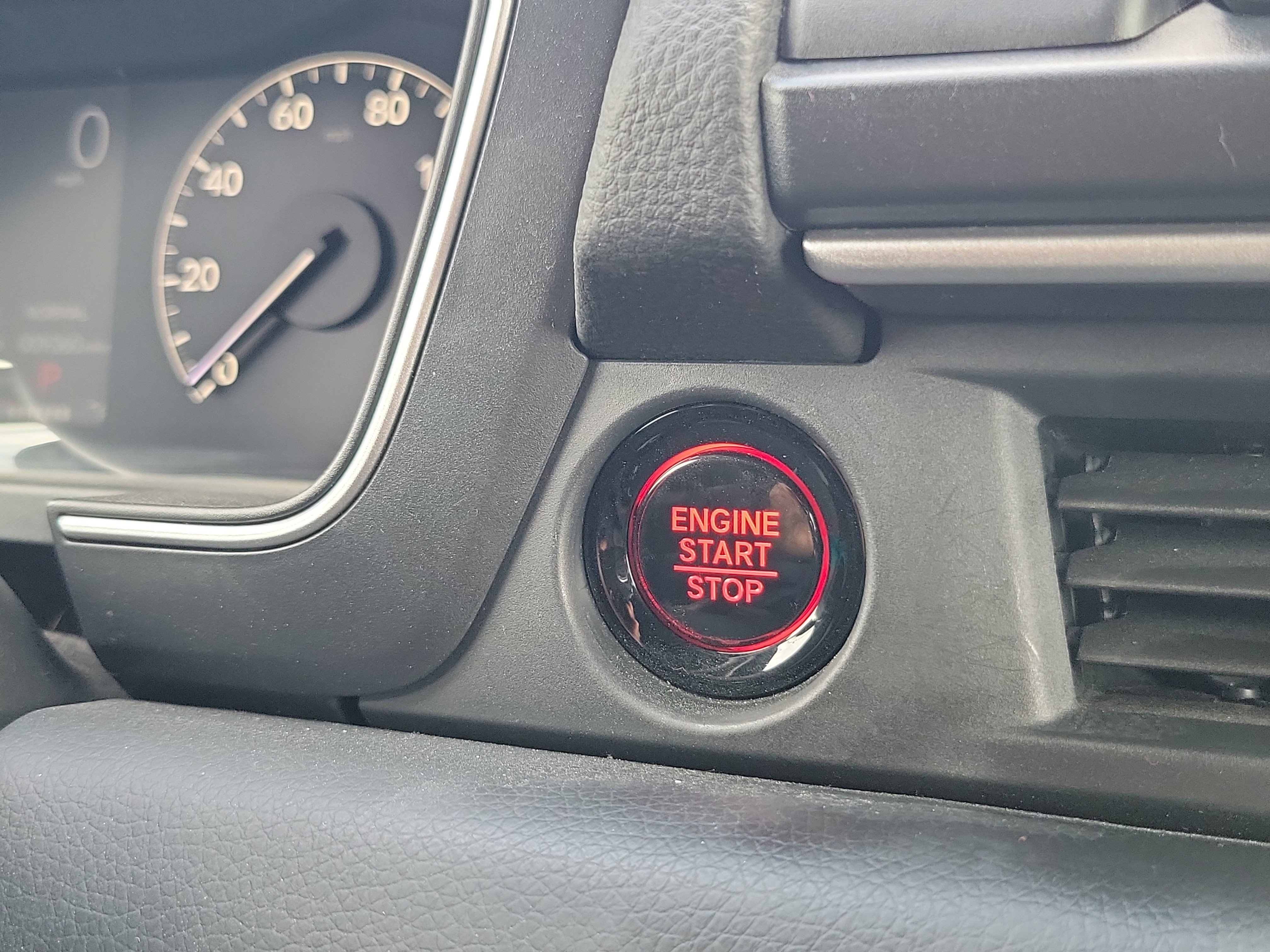 Used 2025 Honda Pilot Sport image 25