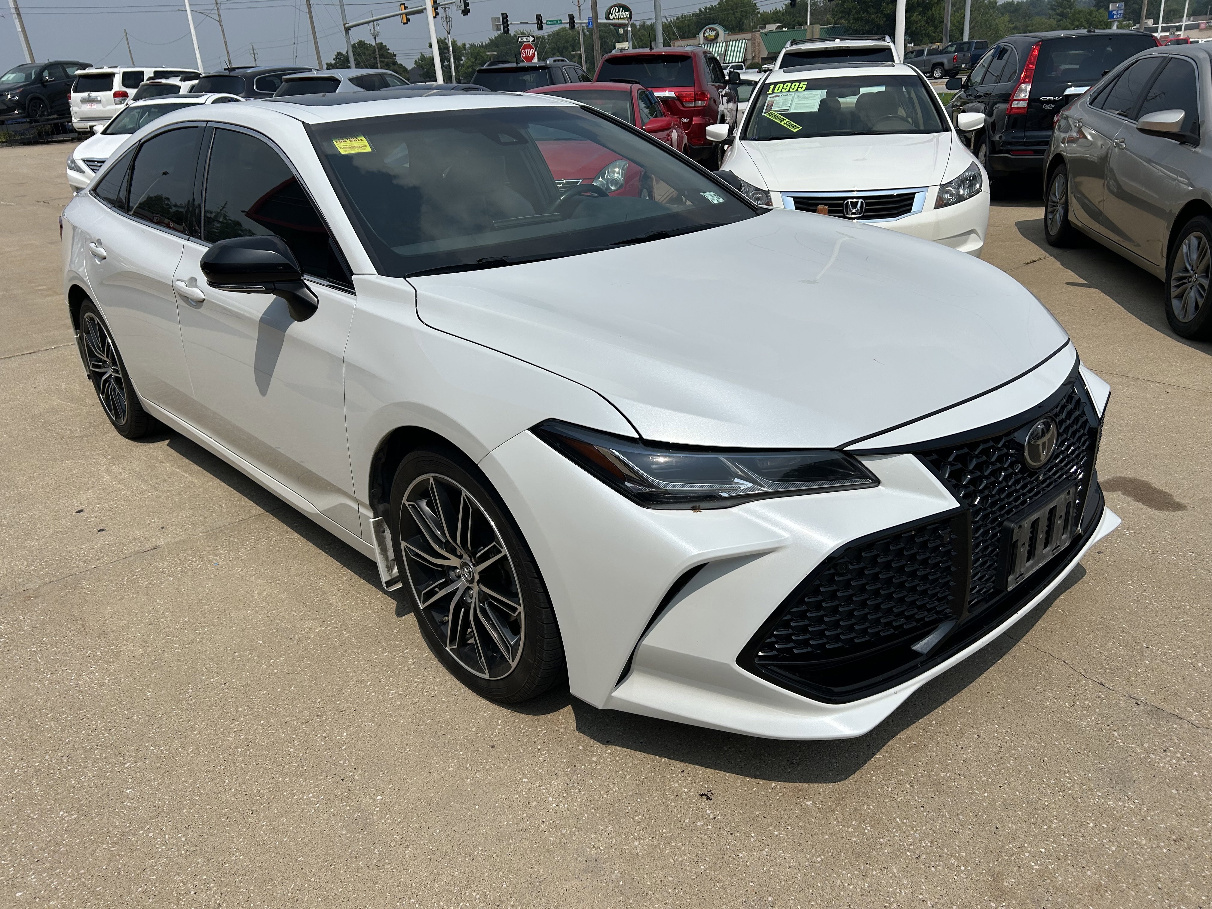 Used 2019 Toyota Avalon Touring image 3