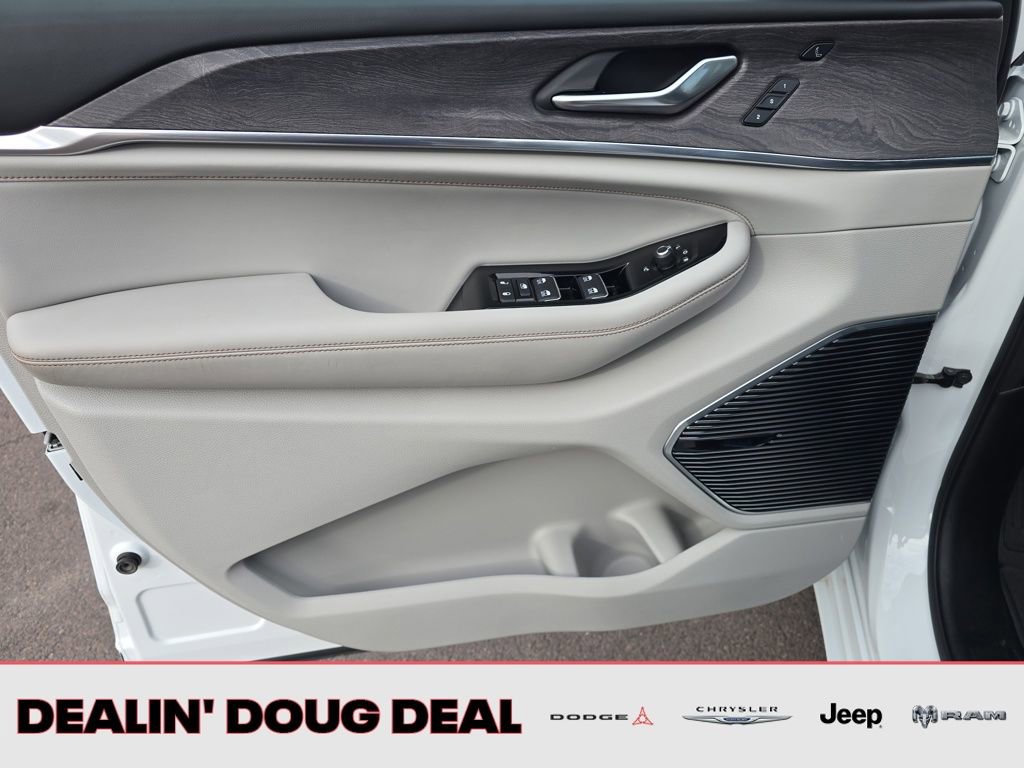 Used 2022 Jeep Grand Cherokee Overland w/ Advanced Protech Group III AWD/4WD image 11