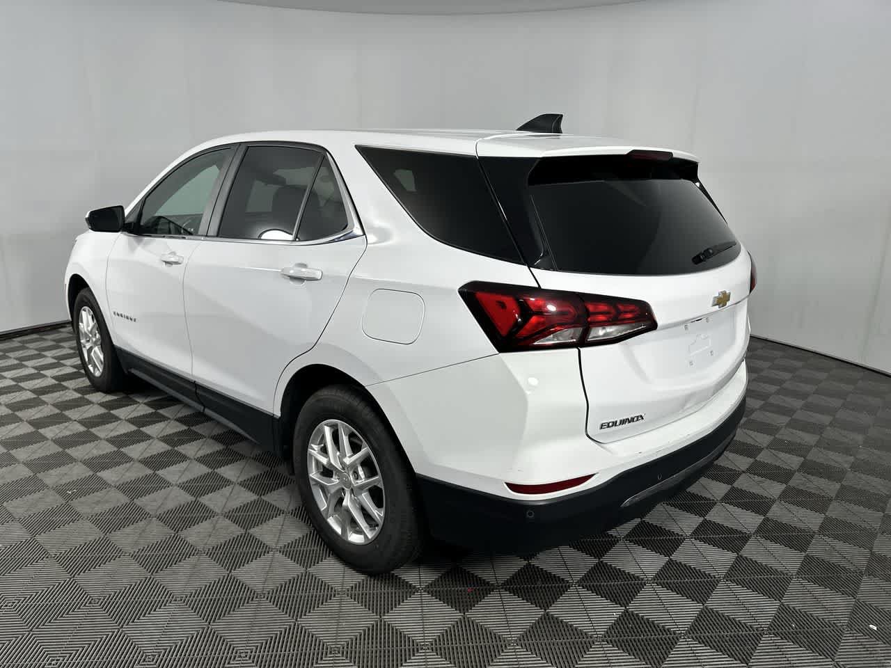 Used 2024 Chevrolet Equinox LT AWD/4WD image 16