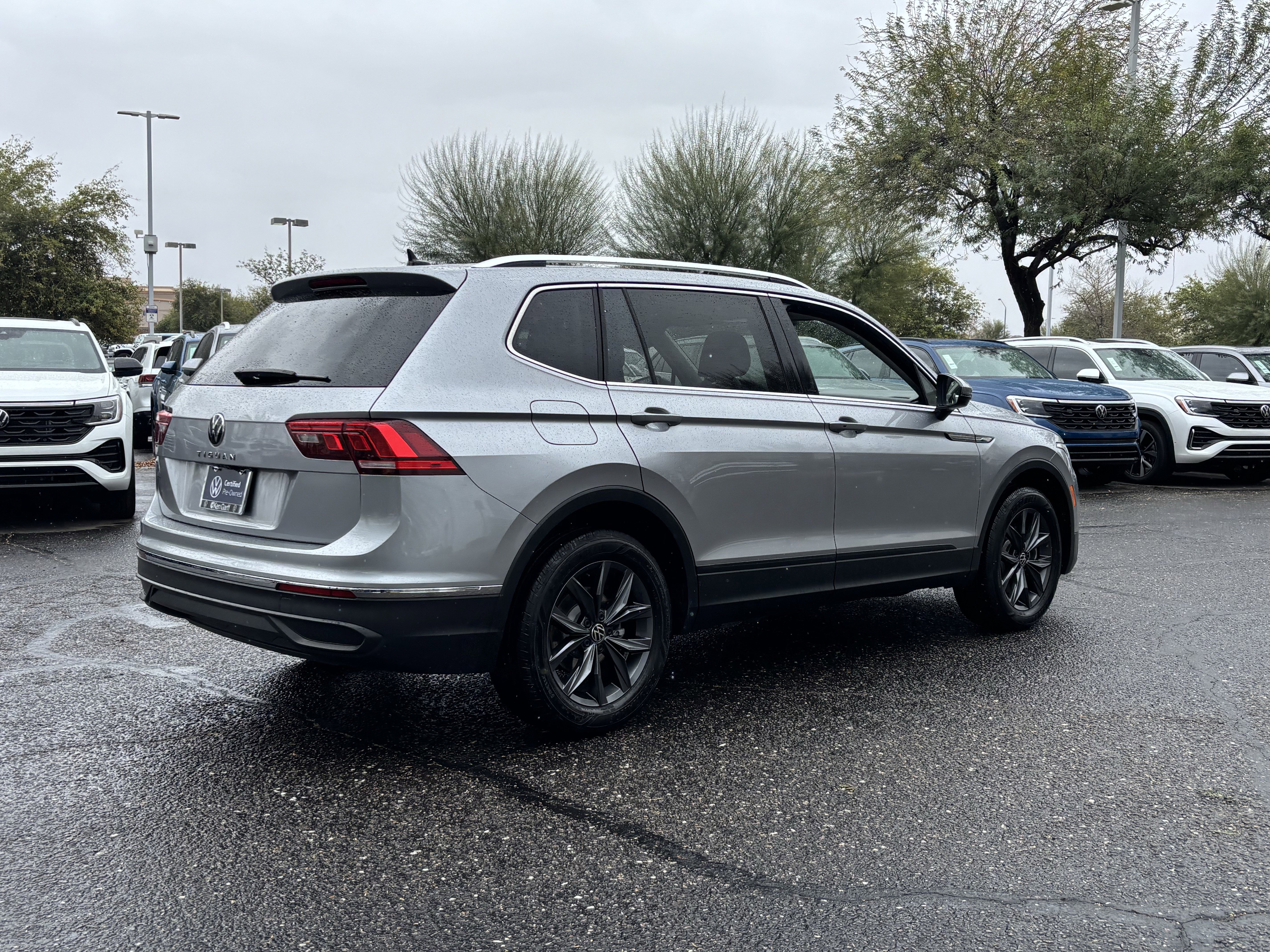 Certified 2023 Volkswagen Tiguan SE w/ Panoramic Sunroof Package image 4