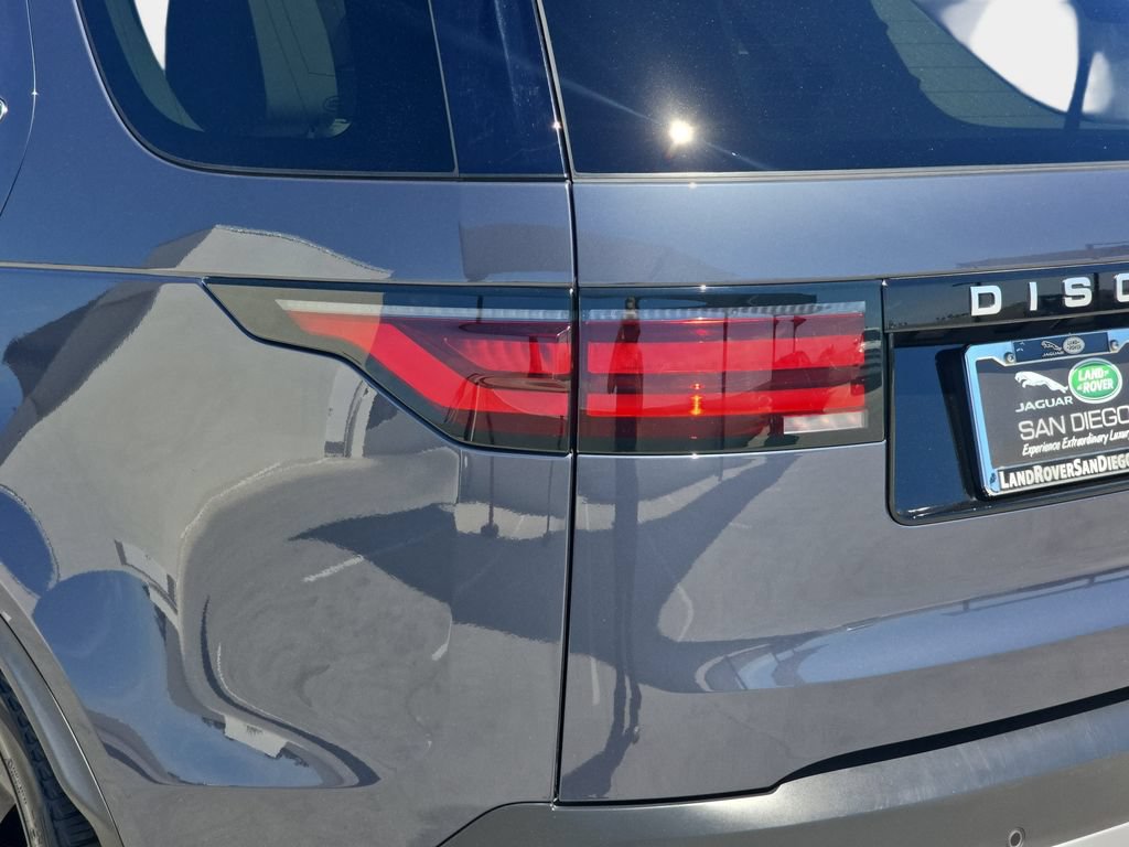 Certified 2025 Land Rover Discovery S image 40