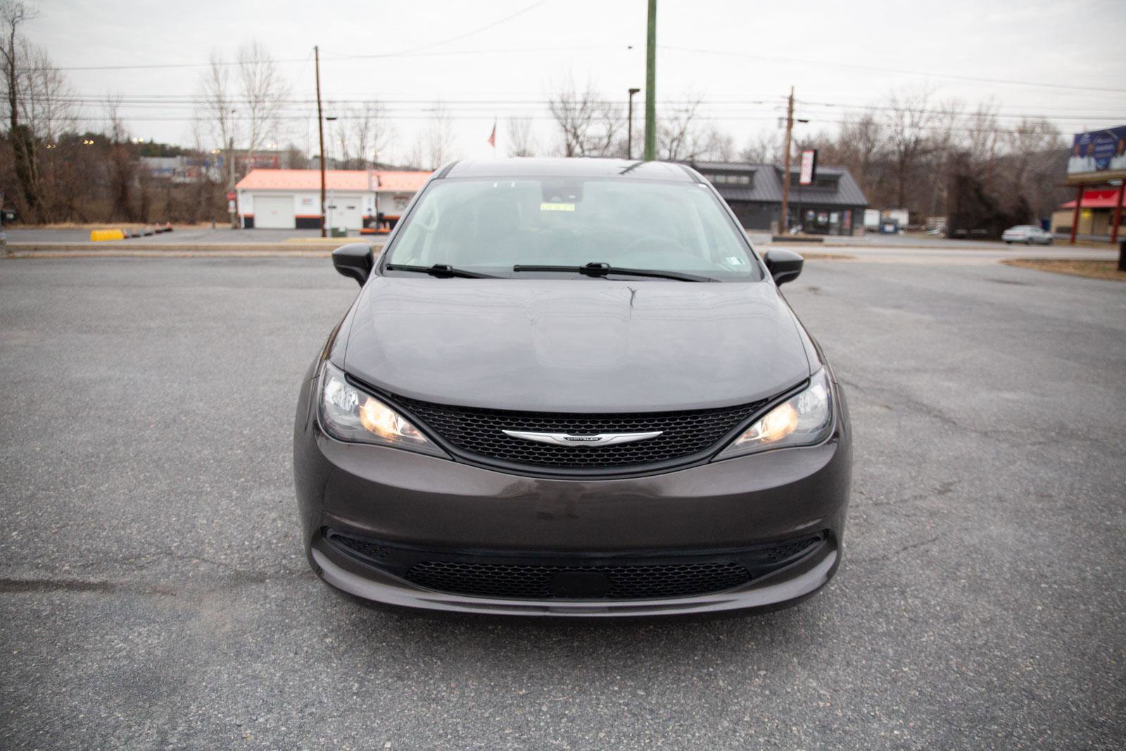 Used 2023 Chrysler Voyager LX image 8