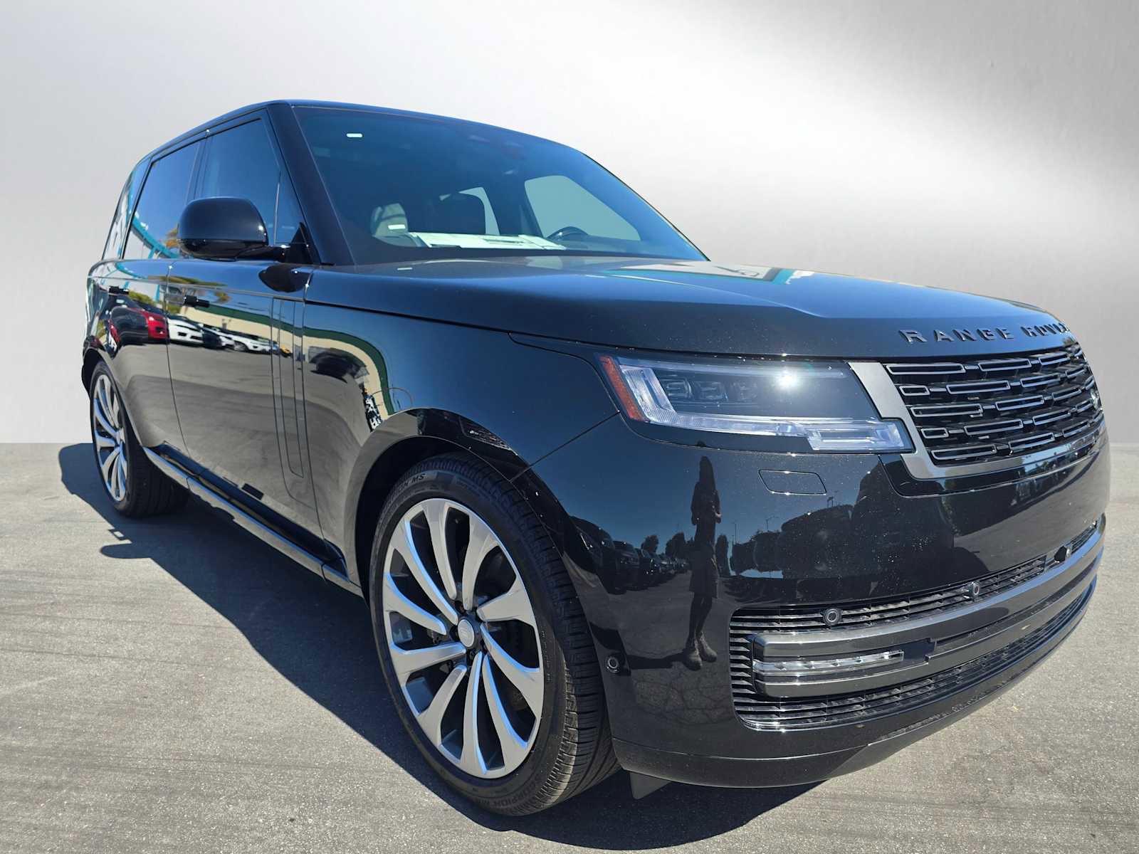 New 2025 Land Rover Range Rover SE image 1