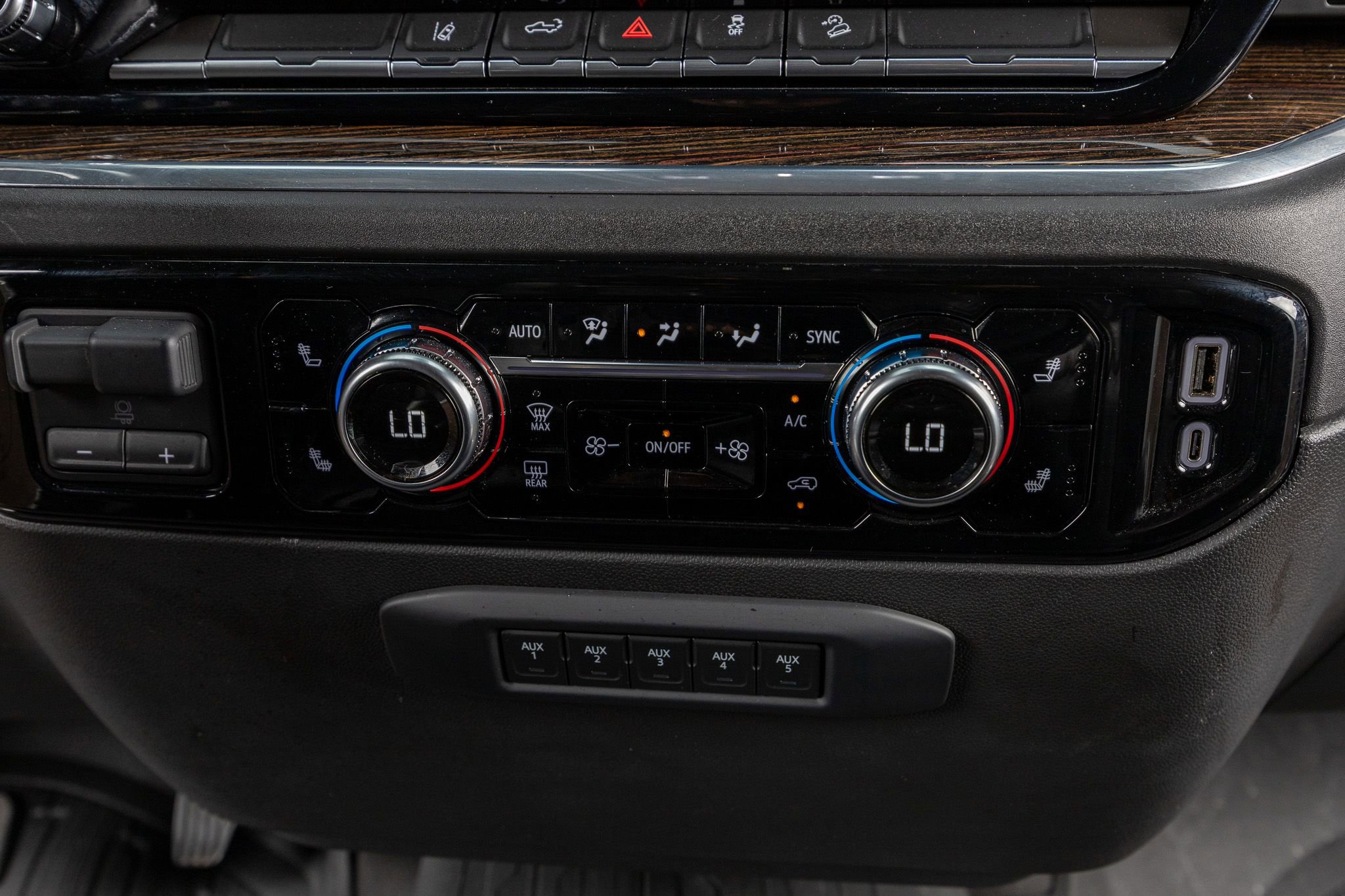 Used 2024 GMC Sierra 3500 SLE w/ SLE Value Package image 26