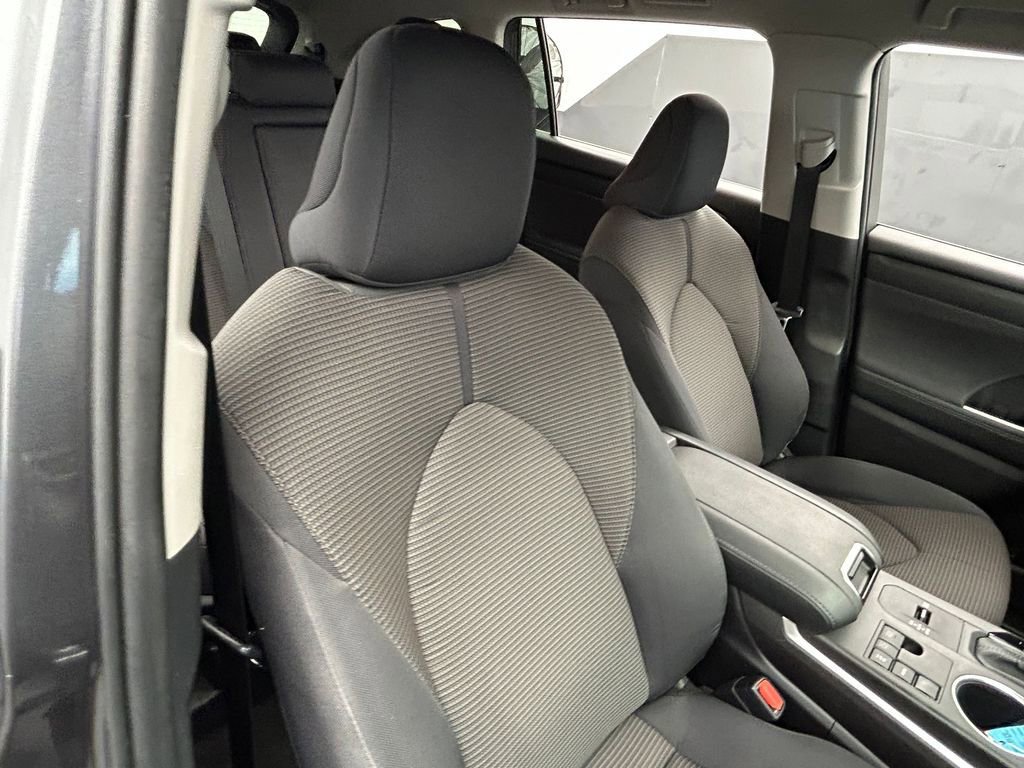Used 2024 Toyota Highlander LE image 38