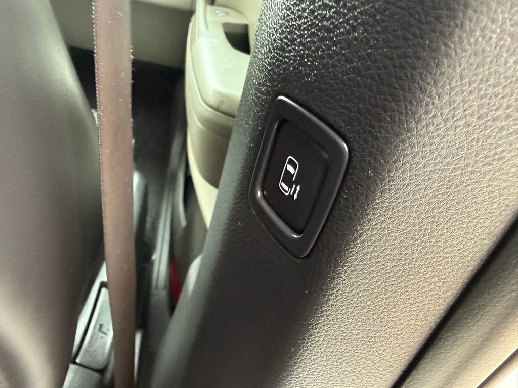 Used 2025 Kia Carnival FWD image 19