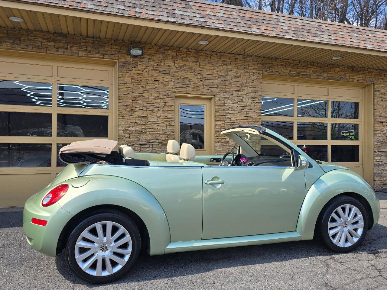 Used 2008 Volkswagen Beetle SE image 24
