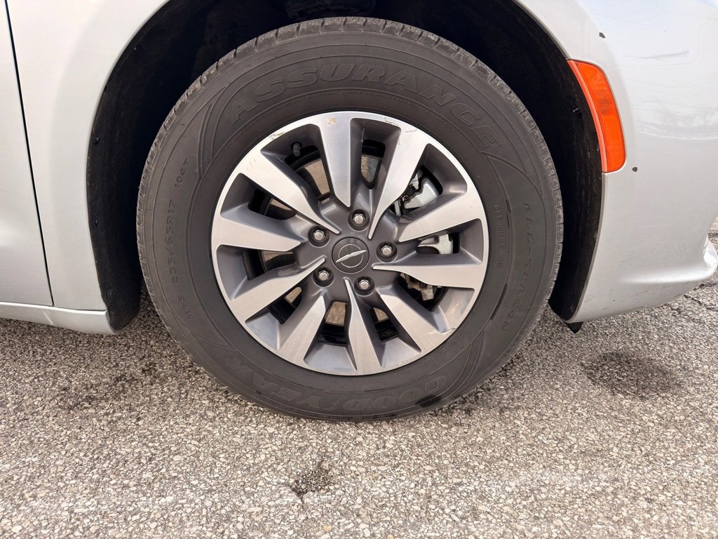 Used 2023 Chrysler Pacifica Touring-L image 16