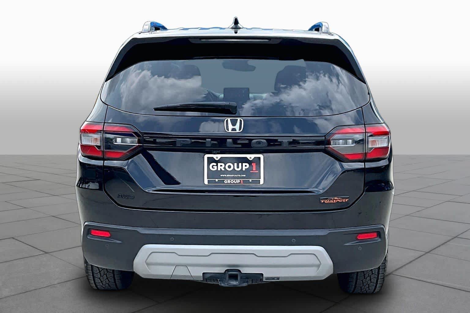 Used 2025 Honda Pilot TrailSport image 5