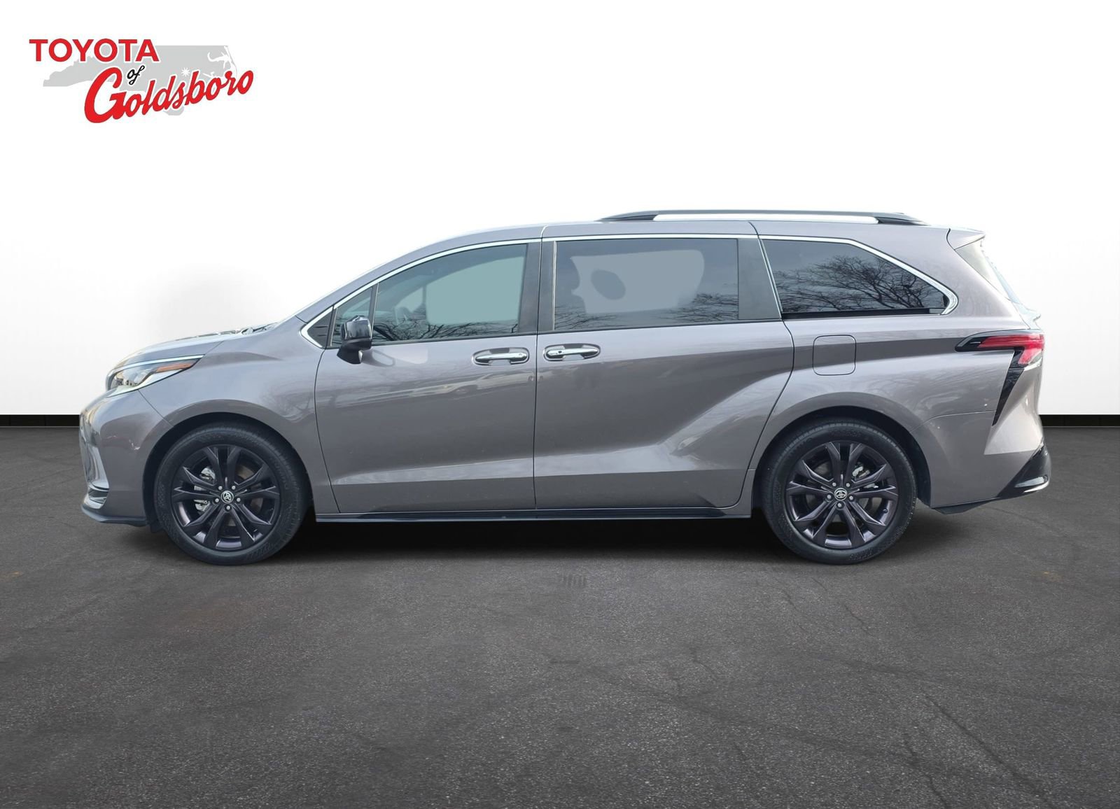 Used 2022 Toyota Sienna XSE image 8