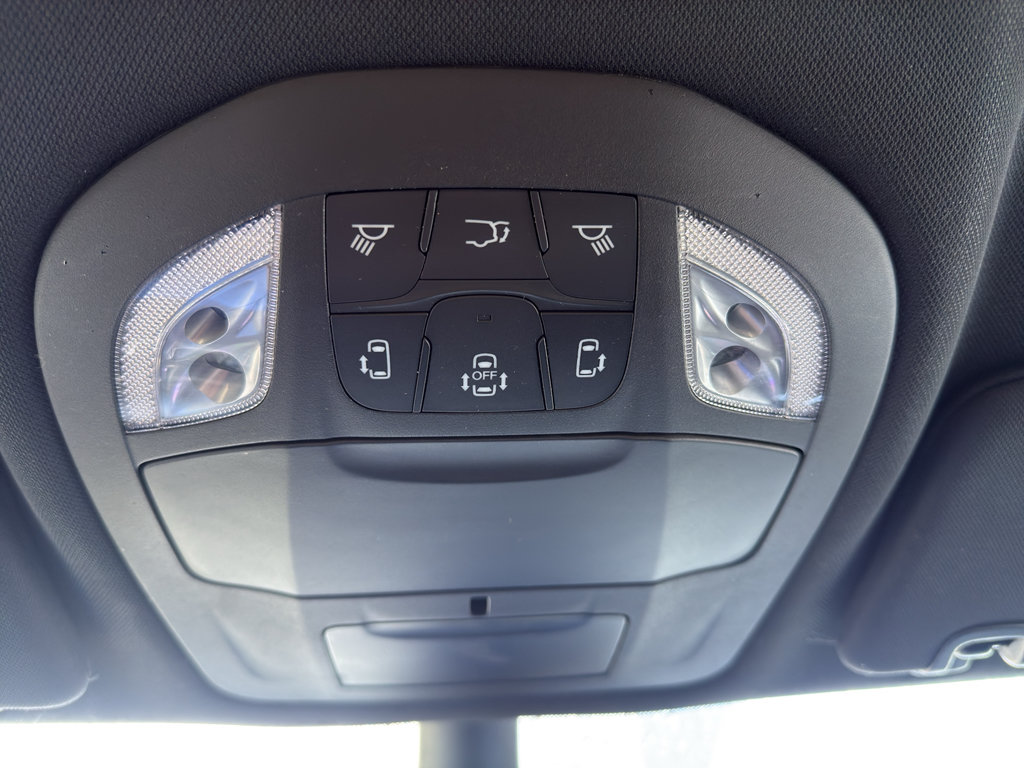 Used 2025 Chrysler Pacifica Select FWD image 32