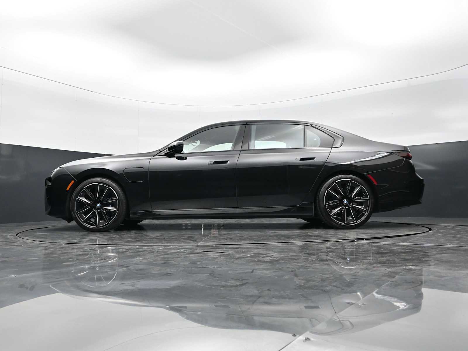 Used 2025 BMW 750e xDrive image 30