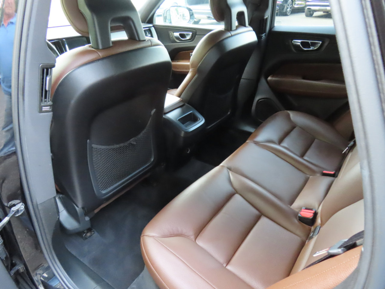 Used 2018 Volvo XC60 T6 Momentum w/ Convenience Package image 9