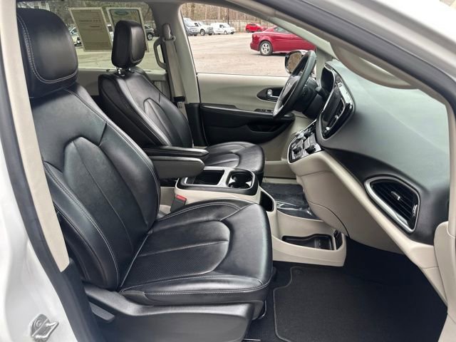 Used 2024 Chrysler Pacifica Touring-L image 13