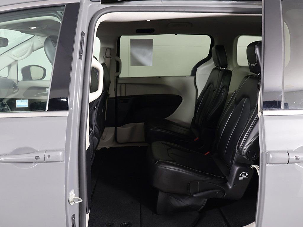 Used 2023 Chrysler Pacifica Touring-L image 28