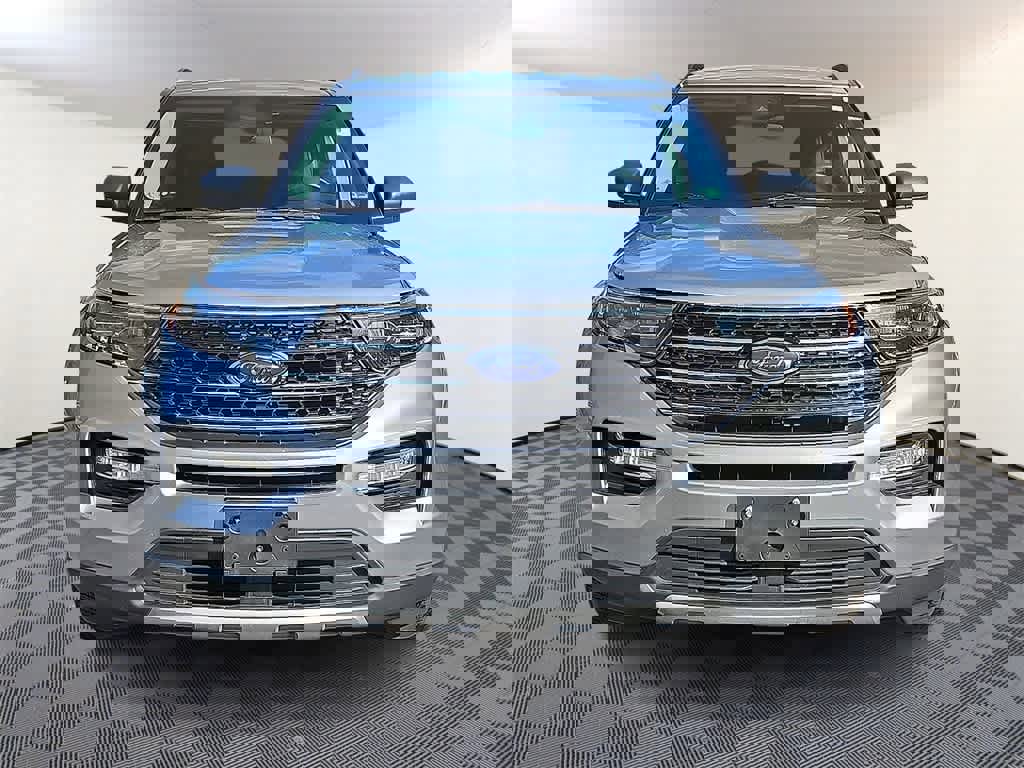 Used 2021 Ford Explorer XLT w/ Equipment Group 202A image 2