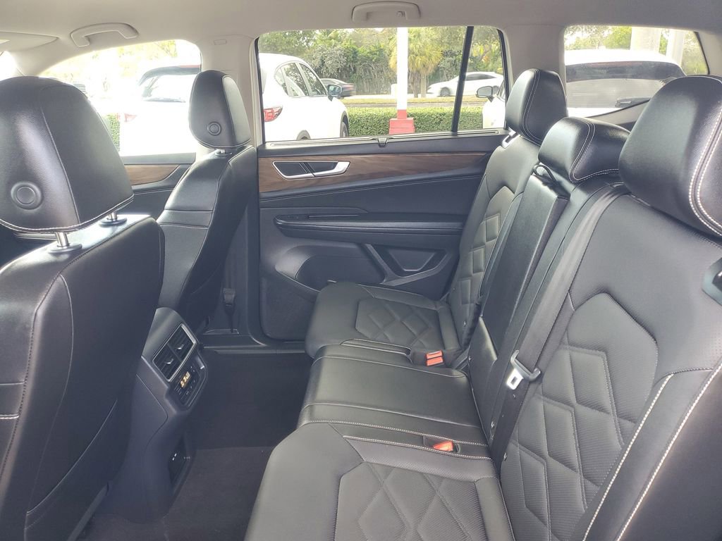 Used 2025 Volkswagen Atlas SE image 11