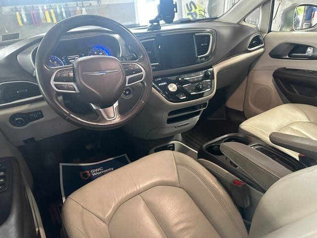 Used 2017 Chrysler Pacifica Touring-L FWD image 14
